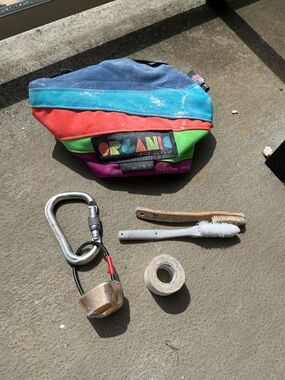 Organic Climbing Chalk Bucket, two brushes, tape, locking carabiner, ATC